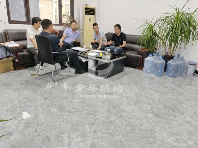 便攜式鋸末粉碎機性能優異吸引客戶來訪